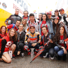 Marc Màrquez amb alguns dels seus fans al traçat de Jerez, on es disputa el GP d’Espanya.