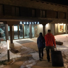 Esquiadores llegando anoche a los hoteles de Boí-Taull.