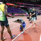 Justin Gatlin fa la reverència al gran Usain Bolt després de batre, per fi, la llegenda de l’atletisme mundial, que va encaixar la derrota amb resignació.
