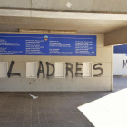 Aparecen pintadas contra los propietarios del Lleida Esportiu en el Camp d'Esports