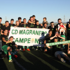 Jugadores y técnicos del Magraners desplegaron una pancarta con el lema ‘Campeones’.