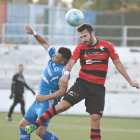 Un jugador del EFAC Almacelles gana a un rival en la disputa de un balón aéreo.