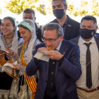 Giró, con el delegado, Bernat Solé, el alcalde de Alcarràs, Jordi Janés, y jóvenes ‘pubilles’ y ‘hereus’.