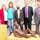 L’artista Jorge Egea (al centre), ahir al costat de les autoritats, amb la seua escultura en primer pla.