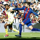 Piqué persigue a Bakambu, autor del gol del Villarreal que suponía el momentáneo 1-1.
