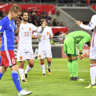 Isco i Morata celebren el tercer gol de la selecció espanyola davant la feble Liechtenstein.