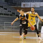 Kaspars Vecvagars conduce el balón ante Miguel González.