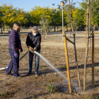 Vecinos de Ciutat Jardí riegan los árboles de su parque ante la falta de lluvias