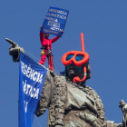 L’estàtua de Colom de Barcelona amb les ulleres de bussejador que els activistes li han posat.