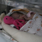 Un nadó prematur a l’Arnau amb un ‘popet’ solidari. 