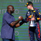 El exjugador de la NBA Shaquille O’Neal entregó el trofeo de vencedor a Max Verstappen.