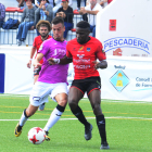 Marc Nierga lluita una pilota davant l’oposició d’un jugador del Formentera.