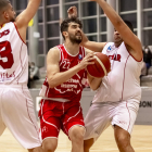 Arnau Garrabé intenta superar la defensa del Ademar.