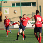 Un jugador del Balaguer prova de controlar l’esfèric davant de la pressió d’un contrari.