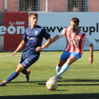 El jugador del Atlétic Lleida Pere Pons intenta despejar el balón ante el acoso de un rival.