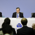El presidente del Banco Central Europeo (BCE), Mario Draghi (c), y el vicepresidente de BCE, Vitor Constancio (i), ofrecen una rueda de prensa tras anunciar el mantenimiento de la tasa de interés, en Fráncfort, Alemania.