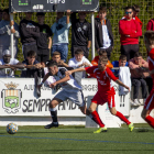 Un jugador del Borges y otro del Mollerussa disputan el balón en el encuentro de ayer.