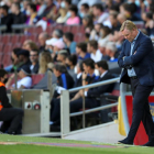 Ronald Koeman, cabizbajo, en un momento del partido de ayer ante el Madrid.