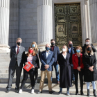 Representantes de ERC, JxCat, PDeCAT, CUP y Òmnium, ayer, ante el Congreso, al presentar su proposición de ley de amnistía.