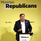 A la izquierda, foto de Junqueras, y a la derecha, de Sànchez.