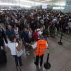 Les cues per accedir al control de seguretat de l’aeroport seguien ahir per la vaga d’Eulen.