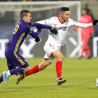 Pablo Sarabia, del Sevilla, disputa la pilota amb Damjan Bohar.