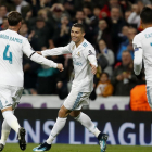 Cristiano Ronaldo celebra el segundo tanto del Madrid con su compañero Sergio Ramos.