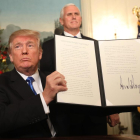 Donald Trump ensenya l’ordre firmada per la qual els EUA traslladaran l’ambaixada a Israel a Jerusalem.