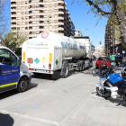 Accidente leve de un camión de mercancías peligrosas en Lleida ciudad
