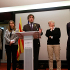 El líder de JxCat, Carles Puigdemont, al costat dels consellers cessats que l’acompanyen a Brussel·les.