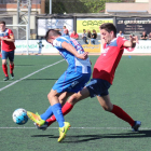El jugador del Balaguer Pau intenta robar la pilota a un futbolista del Vilanova i la Geltrú al centre del camp.