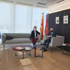 La síndica d'Aran, Maria Vergés, i el conseller d'Economia, Jaume Giró, aquest dilluns.