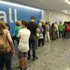 Gente haciendo cola en la Oficina de Treball de Lleida.