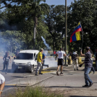 Un grup de manifestants donant suport als militars que van assaltar una caserna veneçolana.
