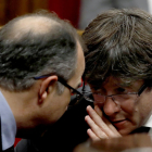 Puigdemont i l'exconseller de Presidència, Jordi Turull, durant un ple al Parlament.