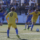 Un jugador del Torregrossa controla una pilota sota la mirada dels rivals a la final de Torrefarrera. 