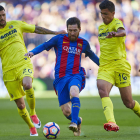 Leo Messi, rodeado de rivales durante el partido del sábado ante el Villarreal.