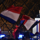 Macron pronuncia su discurso frente al Louvre tras ganar las presidenciales de Francia.