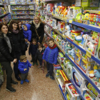 Compradores, pequeños y mayores, comparando juguetes ayer en una tienda de la Zona Alta. 