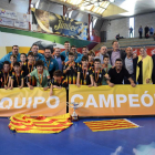 Jugadors, tècnics i directius de Catalunya posen amb les medalles i el trofeu conquerit a San Javier (Múrcia).