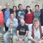 Jaume Felip, en el centro de pie, rodeado del elenco de actores y equipo técnico del cortometraje.