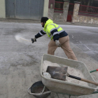 Un operario tirando sal ayer en una calle d’Ivars d’Urgell. 