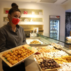 Una empleada de Tugues amb una mostra de panellets d’aquesta pastisseria de Lleida.