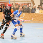 Andreu Tomàs pugna amb un jugador del Poiré Roller francès en el partit de dissabte.