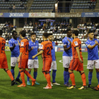 Jugadors del Lleida i de la Reial Societat se saluden a l’inici del partit d’anada.