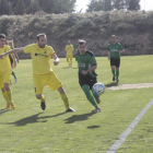 Un jugador del Cervera avança amb la pilota davant de la pressió del capità de l’Alcoletge.