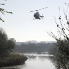 Un helicòpter ha fumigat aquest divendres el riu Segre.