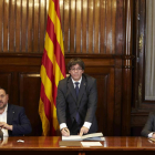 El President, Carles Puigdemont, firma la convocatoria del referéndum junto al vicepresident, Oriol Junqueras.