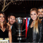 Leo Messi i Luis Suárez, amb les respectives esposes, Antonella Roccuzzo i Sofia Balbi.
