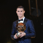 Cristiano Ronaldo, ahir, durant la cerimònia a París en la qual va recollir la cinquena Pilota d’Or.